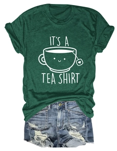 Détail du t-shirt vert foncé avec motif thé et ensemble de shorts en jean vieilli