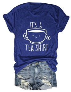 Détail de l'imprimé It's a Tea Shirt sur T-shirt bleu chiné et short en denim