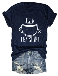 Détail du t-shirt bleu marine en coton avec slogan IT'S A TEA SHIRT et motif tasse