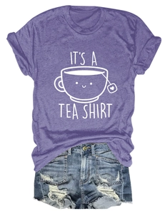Détail d'un t-shirt en coton violet avec texte It's a Tea Shirt et graphique de tasse