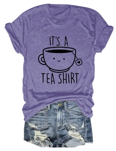T-shirt violet It's a Tea Shirt avec short en jean bleu délavé sur fond blanc minimaliste