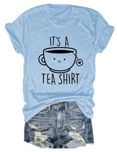 T-shirt bleu avec imprimé 'IT'S A TEA SHIRT' et short en jean vieilli posés à plat