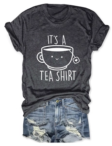 Détail du t-shirt gris chiné avec motif It's a Tea Shirt et short en jean bleu