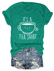 Détail du t-shirt vert avec imprimé It's A Tea Shirt et short en jean bleu délavé