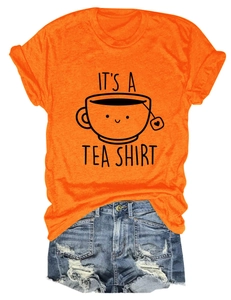 Mise à plat d'un t-shirt orange avec graphique thé et un short en jean usé