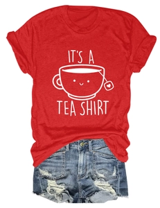Détail d'un t-shirt rouge avec graphique de tasse de thé et texte humoristique