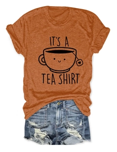 Détail du t-shirt orange IT'S A TEA SHIRT avec motif graphique et short en jean