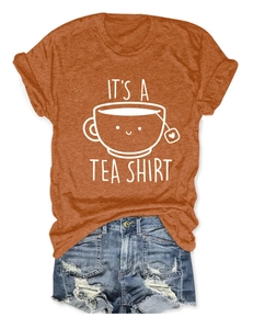 T-shirt rouille avec imprimé 'IT'S A TEA SHIRT' posé à plat avec short en jean