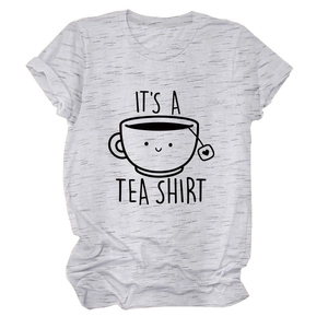 Détail de l'imprimé its a tea shirt avec tasse à thé souriante sur un t-shirt blanc chiné
