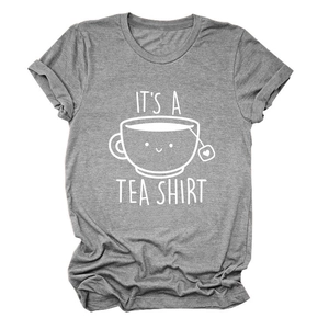 Détail d'un t-shirt gris chiné avec imprimé its a tea shirt et finitions revers aux manches