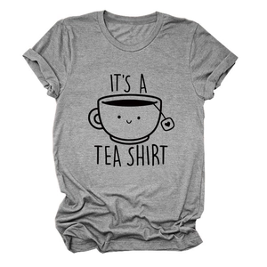 Détail du t-shirt gris chiné à col rond avec imprimé graphique It's A Tea Shirt
