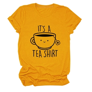 Gros plan détaillé de l'imprimé créatif IT'S A TEA SHIRT sur un t-shirt en coton jaune gingembre