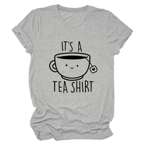 Détail de l'imprimé tasse de thé et du slogan IT'S A TEA SHIRT sur un t-shirt gris