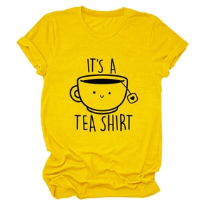 Vue détaillée du t-shirt en coton jaune avec imprimé dessin animé It's a Tea Shirt