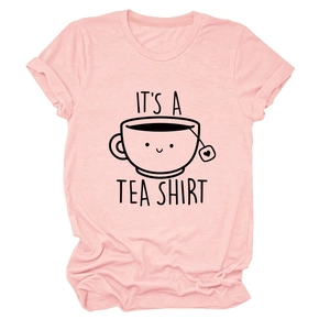 Détail du t-shirt en coton rose avec graphique It's a Tea Shirt et motif tasse souriante