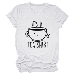 Gros plan de l'imprimé It's a Tea Shirt sur un t-shirt blanc à col rond en coton doux