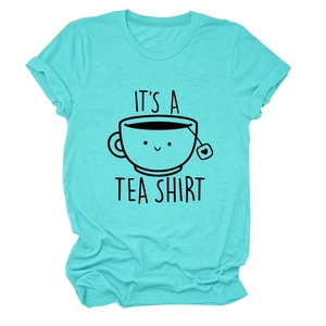 Détail de l'imprimé It's a Tea Shirt sur un t-shirt bleu sarcelle en coton doux
