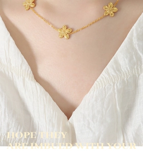 Nahaufnahme der eleganten Gold-Blumenkette mit drei feinen fünfblättrigen Gänseblümchen