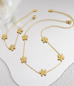 Detailaufnahme der vergoldeten Gänseblümchen-Kette mit Perlenrand und Karabinerverschluss