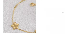 Detail eines Goldgänseblümchen-Armbands mit feiner Kette, Karabiner und Blumenanhänger