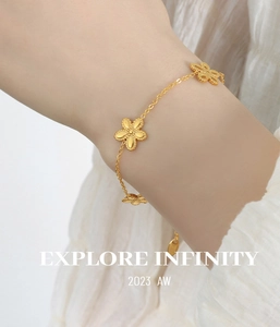 Detailansicht eines goldenen Gänseblümchen-Armbands am Handgelenk mit verstellbarer Kette