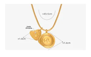 Détail du collier en titane doré montrant les dimensions des pendentifs cœur et sceau R