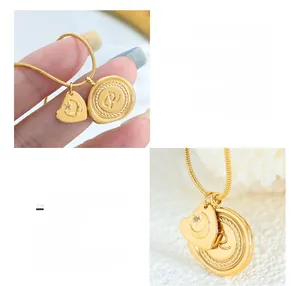Détail du collier en acier titane plaqué or 18K avec breloques cœur étoile-lune et lettre R