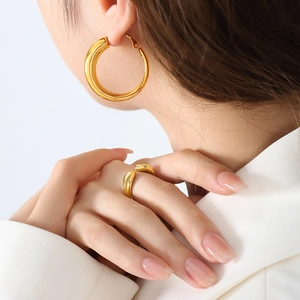 Poliertes goldvergoldetes Edelstahl-Set mit klobigen Creolen und offenem Ring für Damen