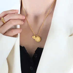 Collier maille serpent doré avec pendentif pièce lettre R, cœur et bague assortie