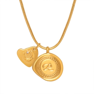Collier chaîne serpent dorée avec pendentif cœur lune et médaille lettre R vintage