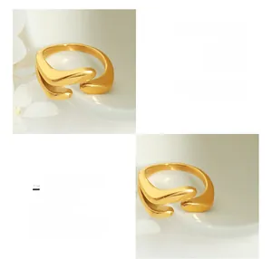 Vue détaillée de la bague irrégulière à double couche en acier titane doré mat poli