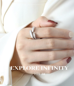 Bague ouverte irrégulière en argent minimaliste avec un design de branche moderne