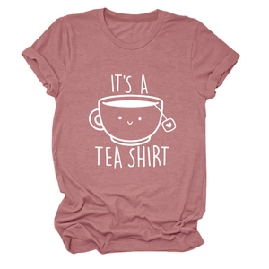 Détail de l'imprimé tasse à thé en cœur sur le t-shirt en coton rose poudré