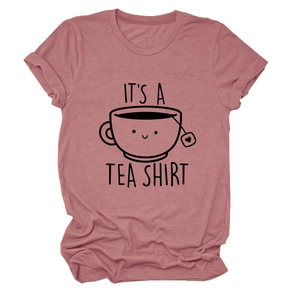 Détail du t-shirt mauve à col rond avec motif tasse de thé et imprimé Tea Shirt