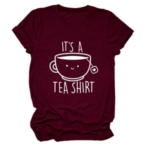 Gros plan sur t-shirt bordeaux avec motif graphique It's a Tea Shirt et tasse