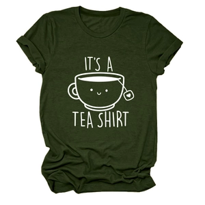 Détail d'un t-shirt vert foncé avec texte artistique tea shirt et imprimé de tasse à thé
