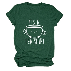 Détail du tissu vert foncé et de l'imprimé 'IT'S A TEA SHIRT' sur le t-shirt à col rond