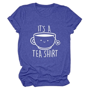 Gros plan sur l'imprimé It's a Tea Shirt et la texture d'un t-shirt violet à col rond