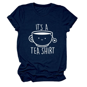 Détail du t-shirt bleu marine en coton avec graphisme IT'S A TEA SHIRT et imprimé tasse