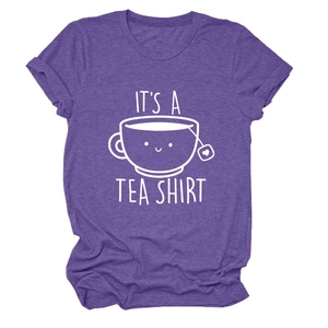 Détail de l'imprimé It's a Tea Shirt et graphique de tasse sur t-shirt violet