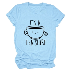 Gros plan sur l'imprimé it's a tea shirt rigolo sur un t-shirt bleu clair à col rond