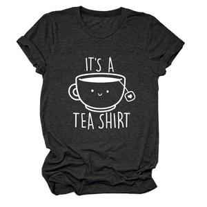 T-shirt gris foncé humoristique avec slogan 'IT'S A TEA SHIRT' et dessin de tasse
