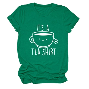 Détail du t-shirt vert émeraude avec graphique It's a tea shirt et imprimé tasse blanche