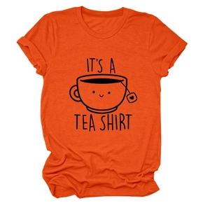Détail du t-shirt en coton orange avec manches retroussées et imprimé tasse à thé