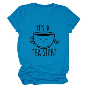 Détail du t-shirt en coton bleu vif avec imprimé IT'S A TEA SHIRT et col rond classique