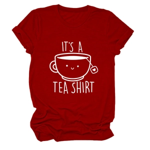Détail d'un t-shirt rouge en coton avec imprimé mignon It's a Tea Shirt