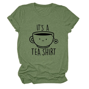 Détail du t-shirt en coton vert olive avec graphique amusant 'It's a Tea Shirt'