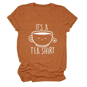 Détail du t-shirt en coton orange avec imprimé graphique humoristique 'IT'S A TEA SHIRT'