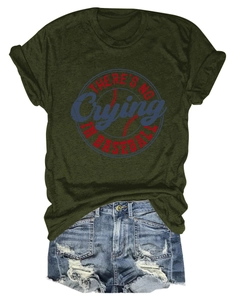 Detailopname van een olijfgroen honkbal T-shirt met grafische print en denim short