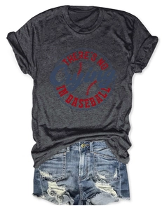 Detail van de There's No Crying In Baseball-print op grijs T-shirt met denim shorts